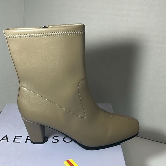 Women's Cinnamon Heeled Tailored Booties - Picture 7 of 8